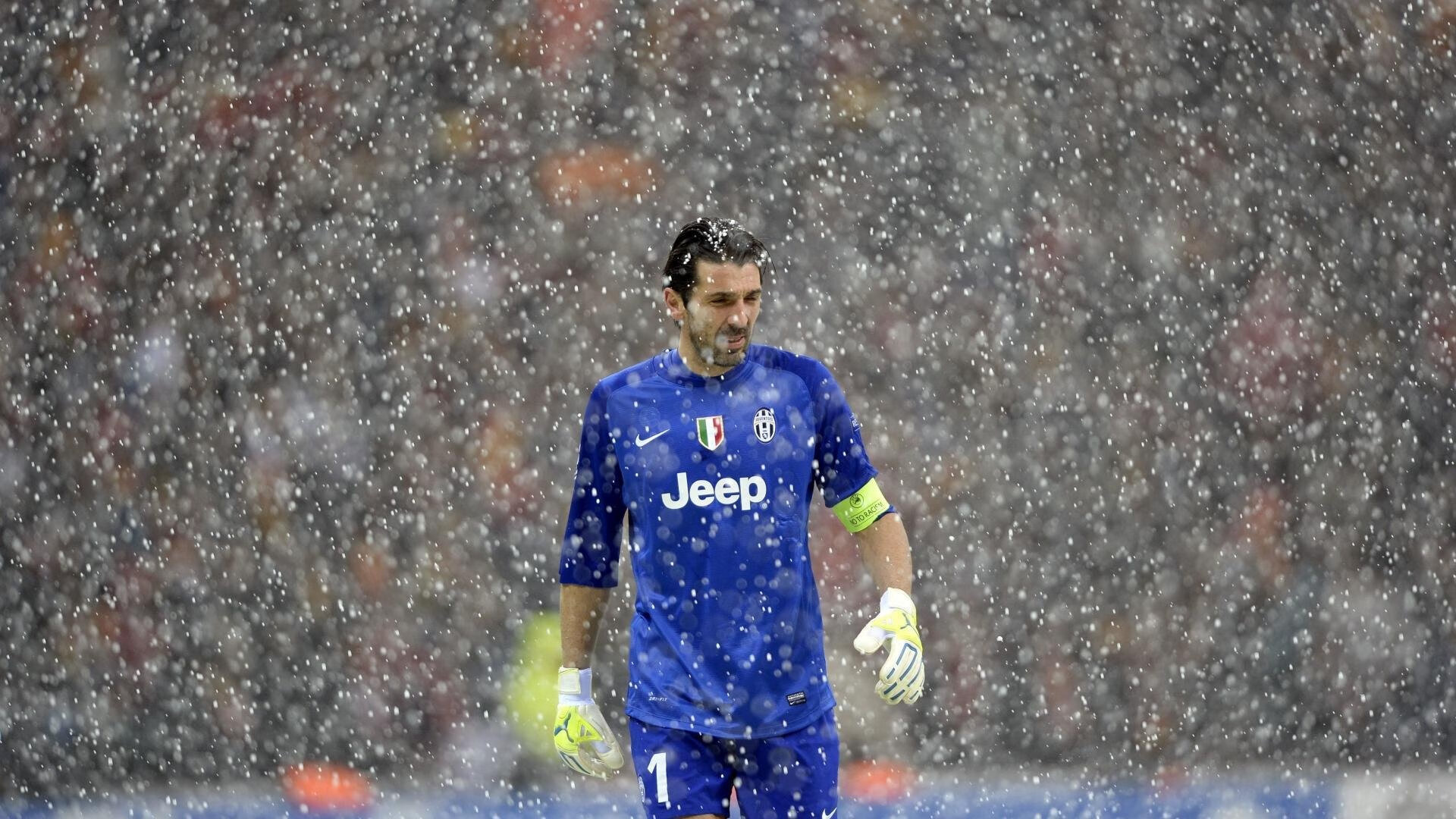 历史性时刻：经典比赛重现，感动一代球迷